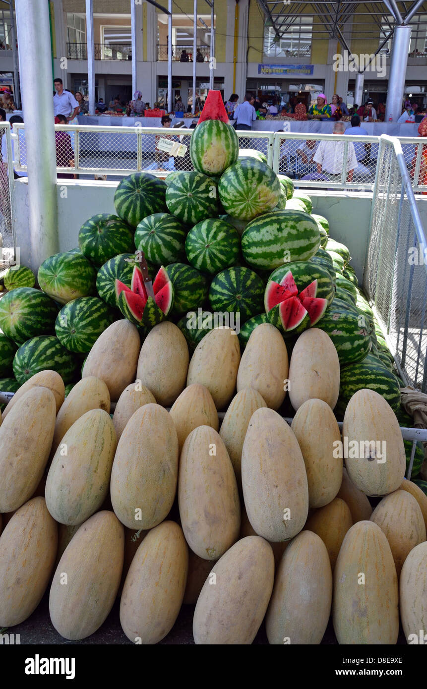 Melones para venta en Bazar Siob en Samarcanda Foto de stock