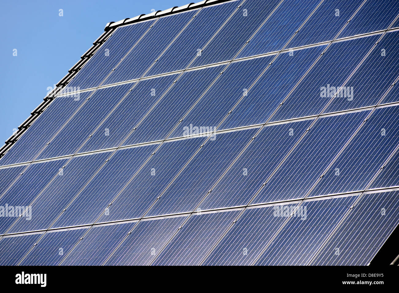 Techo con paneles solares, la energía solar Foto de stock