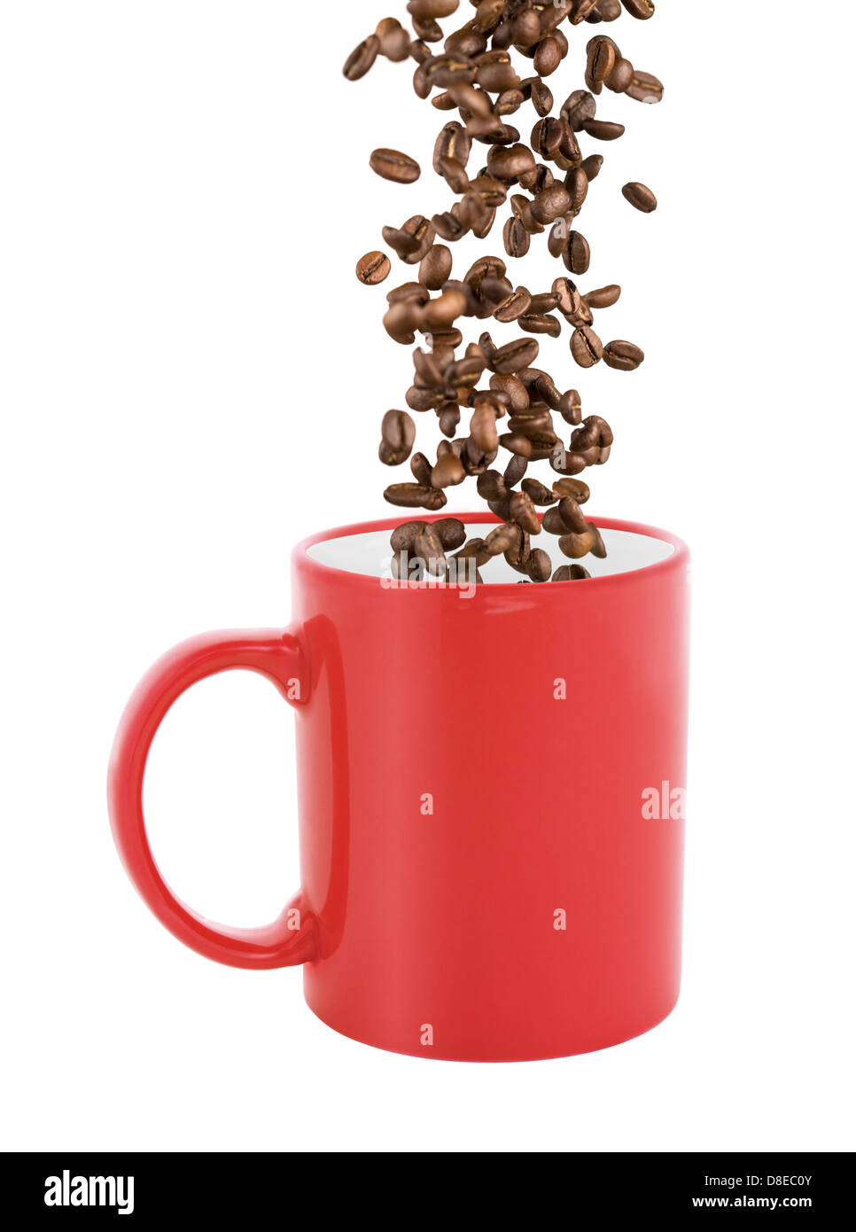 Taza de café rojo aislada con caída de granos de café. Foto de stock