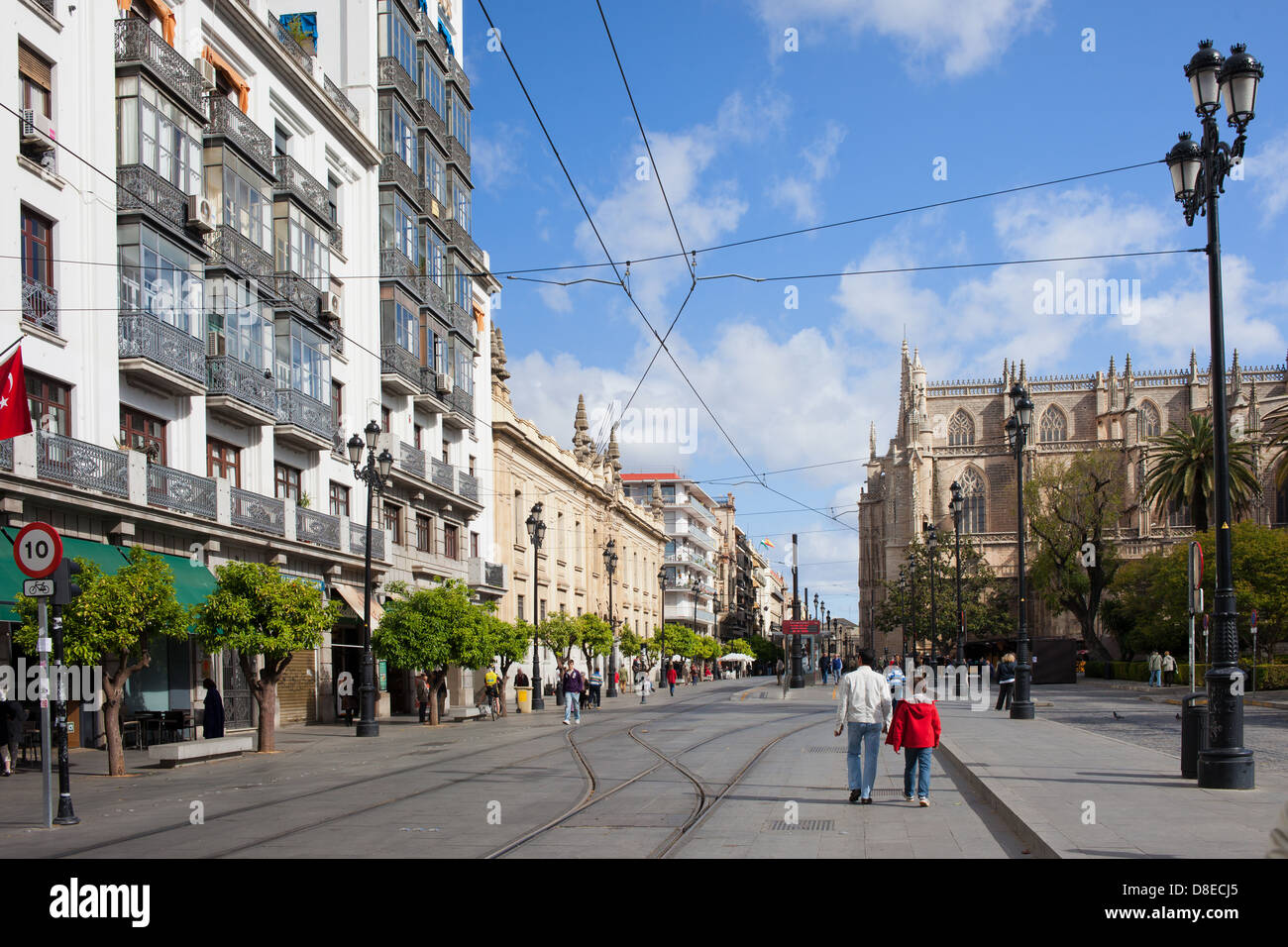 La avenida Constitución, calle peatonal con la vía del tranvía, paisaje urbano en el centro de la ciudad de Sevilla, España. Foto de stock