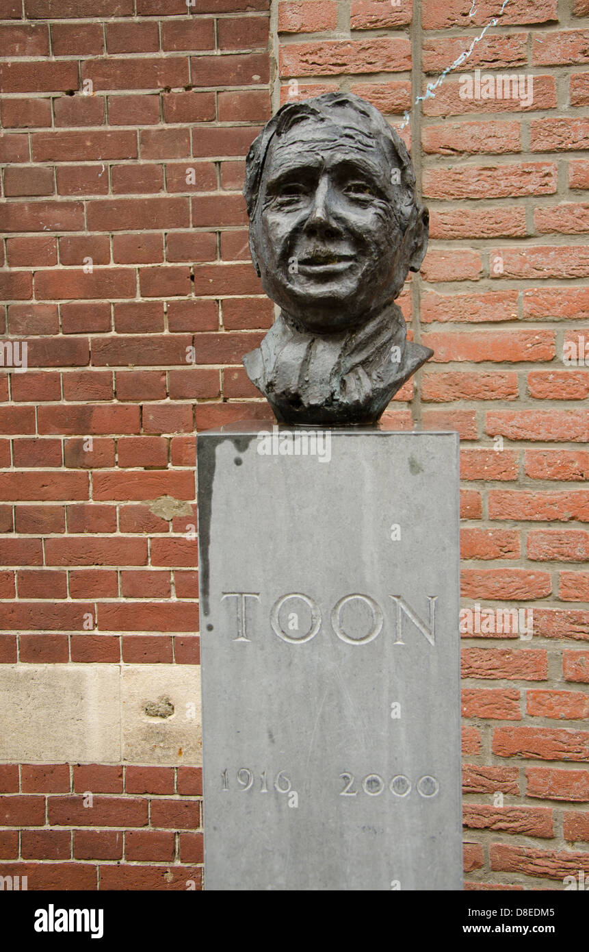 Estatua de señaló Dutch comediante, cantante y escritor, Toon Hermans en Sittard, Limburgo, Holanda. Foto de stock