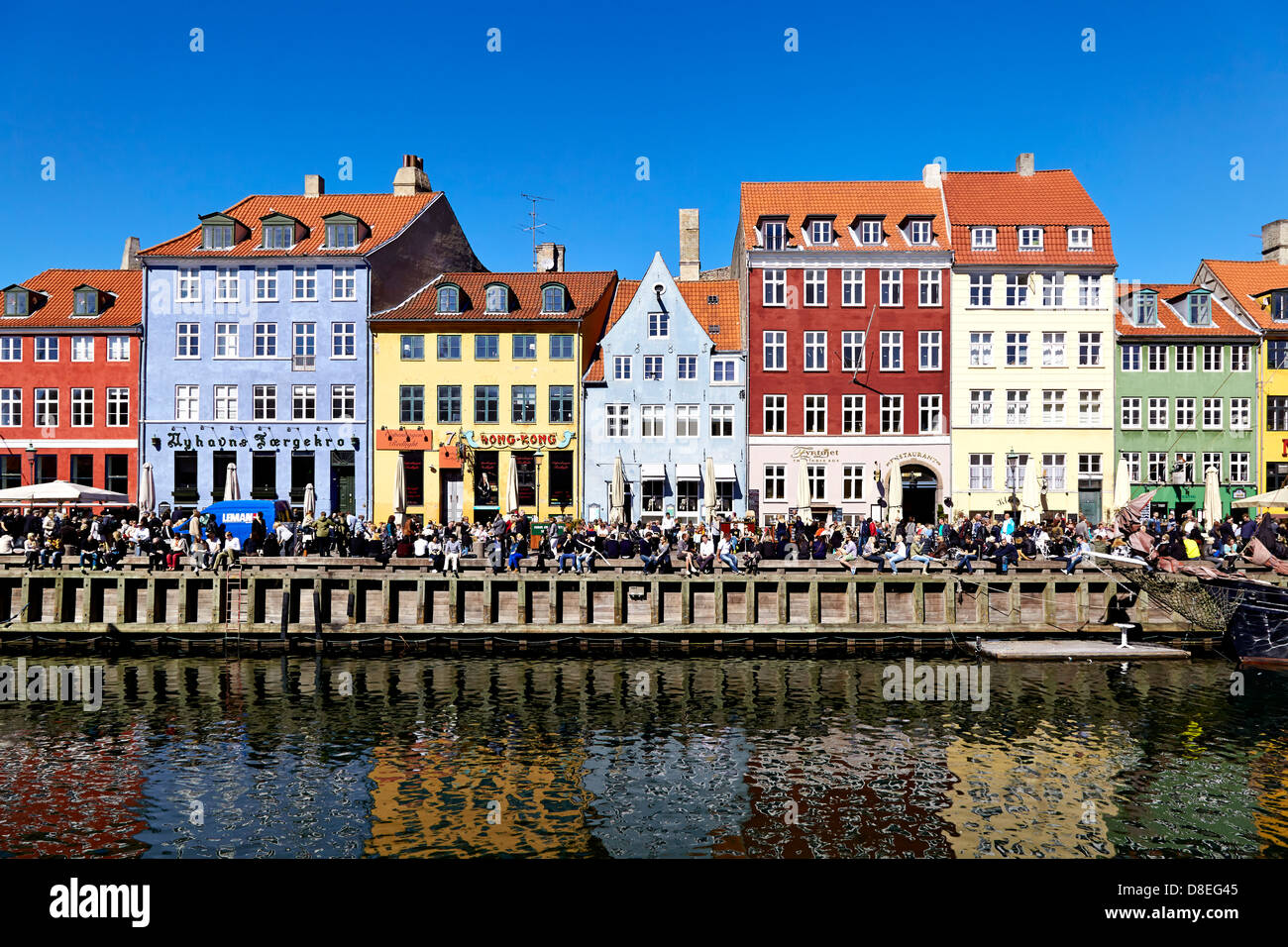 Nyhavn, un canal central y el puerto de Copenhague, está bordeada por siglos XVII y comienzos del siglo XVIII, casas y restaurantes. El canal es de 400 metros de largo y cuenta con muchos históricos barcos de madera. Foto de stock