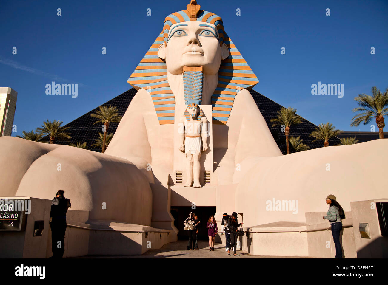 Réplica de la Esfinge de Egipto delante del Luxor Hotel en Las Vegas, Nevada, Estados Unidos de América, EE.UU. Foto de stock