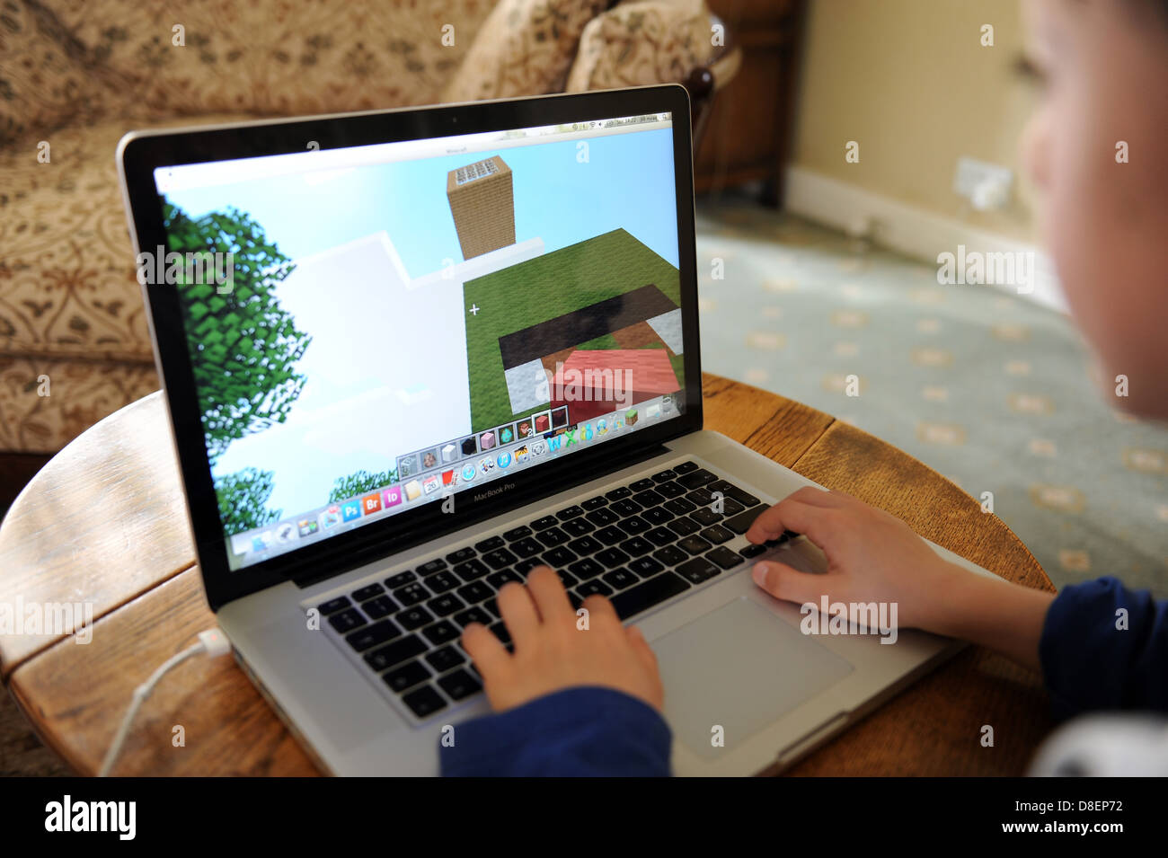 Nino De 8 Anos Jugando En Minecraft En Un Apple Lmac Book Pro Ordenador Portatil Fotografia De Stock Alamy Nino De 8 Anos Jugando En Minecraft En Un Apple Lmac Book Pro Ordenador Portatil Fotografia De Stock Alamy