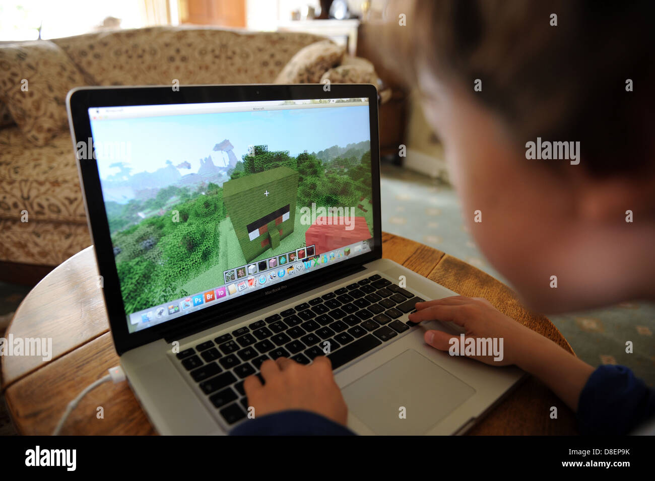 Nino De 8 Anos Jugando En Minecraft En Un Apple Lmac Book Pro Ordenador Portatil Fotografia De Stock Alamy Nino De 8 Anos Jugando En Minecraft En Un Apple Lmac Book Pro Ordenador Portatil Fotografia De Stock Alamy