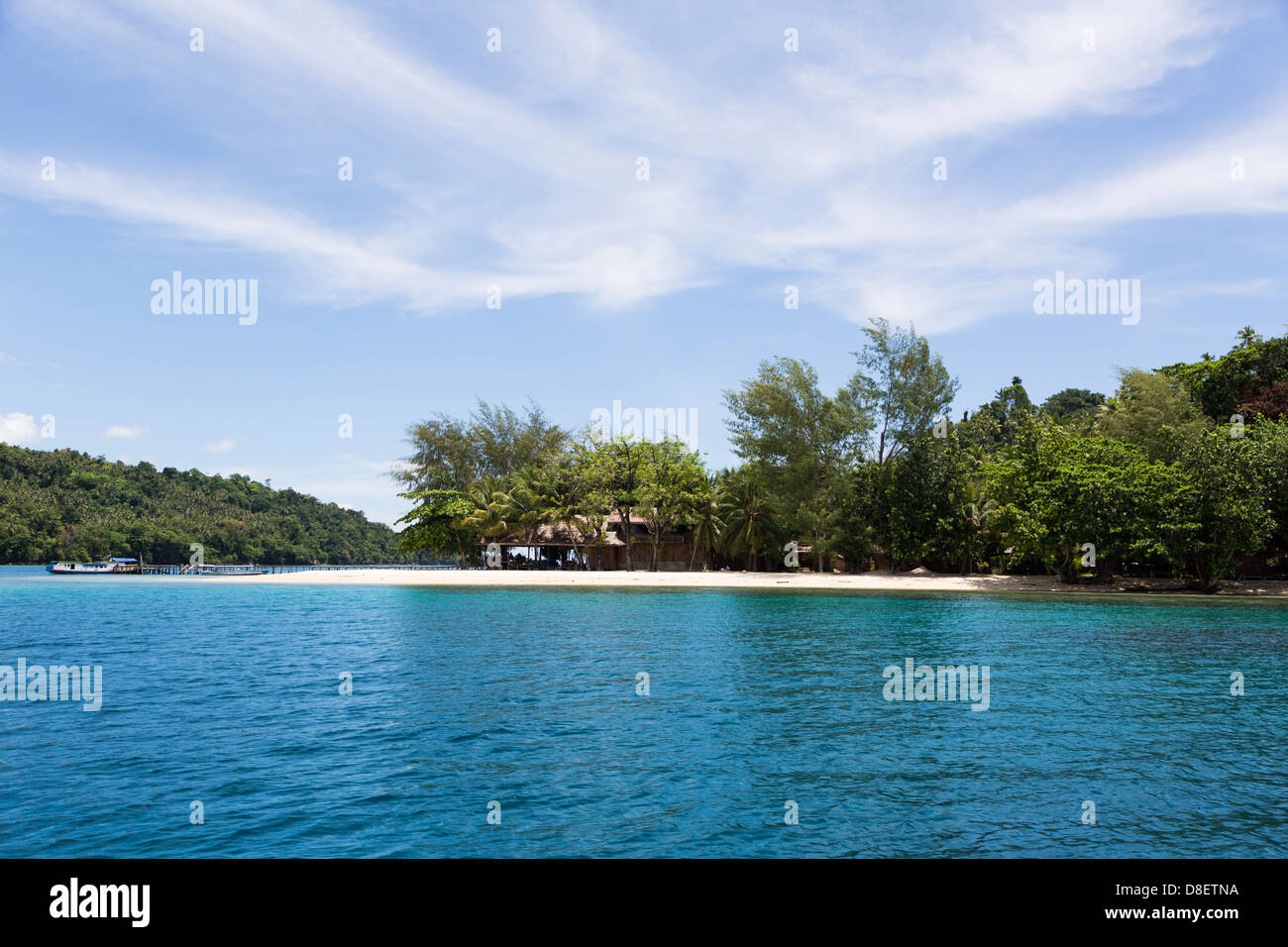 Una playa aislada en la isla Togians en Sulawesi, Indonesia Foto de stock