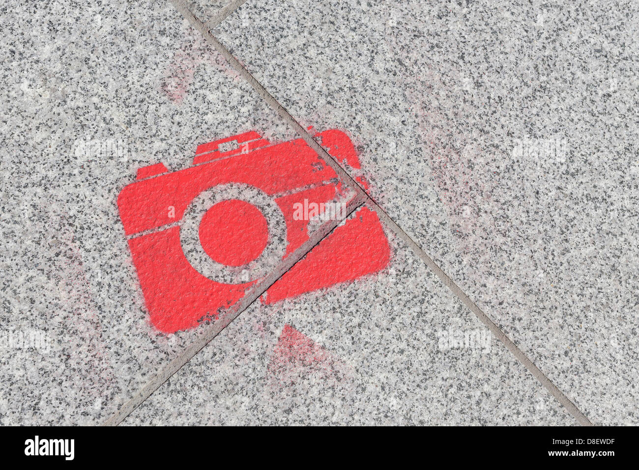 Forma de la cámara al pavimento pintado con spray Foto de stock