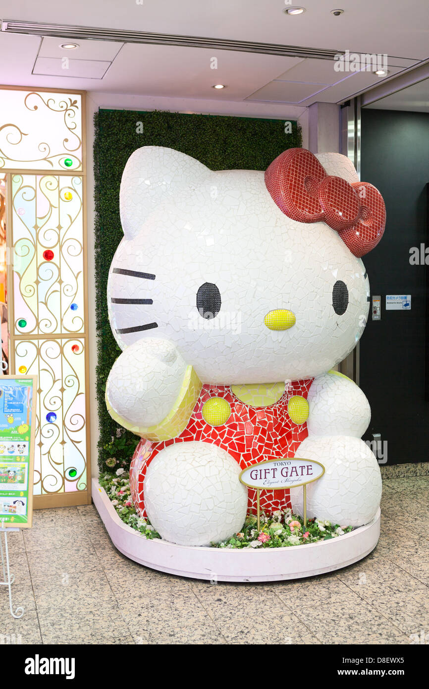 La mayor muñeca Hello Kitty en la parte delantera de la tienda Don Gate,  Shinjuku, Tokio, Japón Fotografía de stock - Alamy