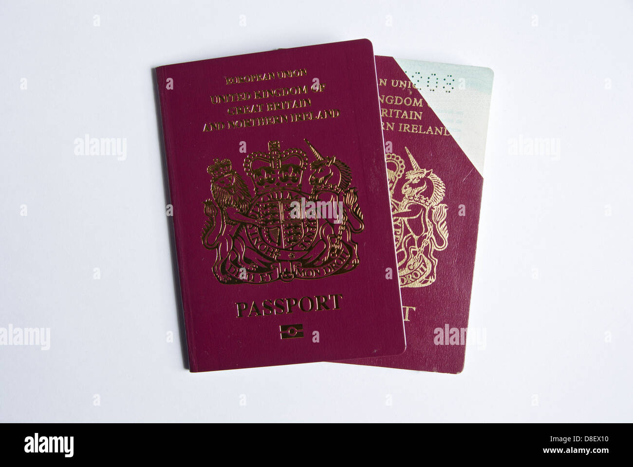 Dos pasaportes británicos una corriente y un viejo cancelado Foto de stock