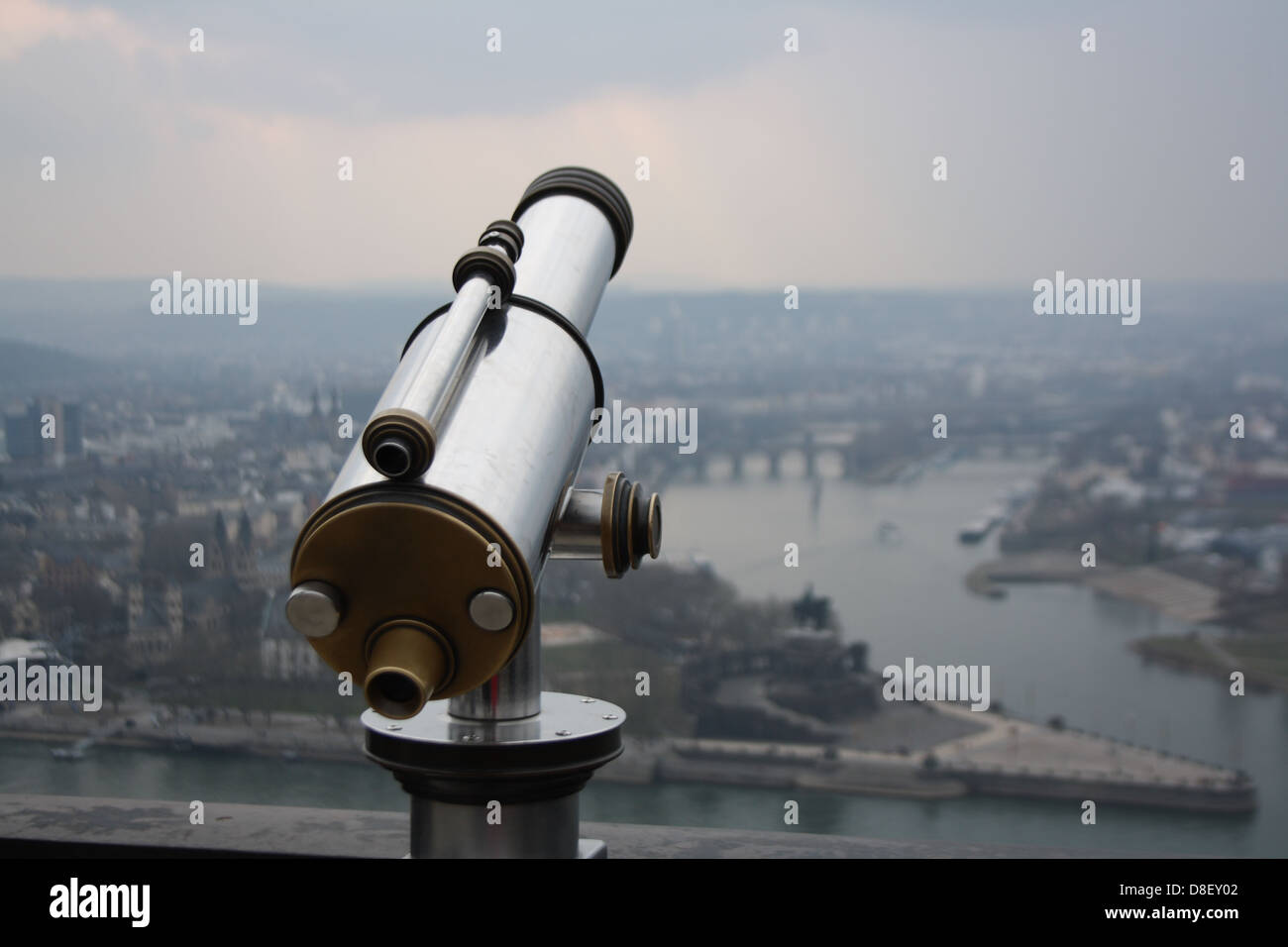 Telescopio de pago con vista a la ciudad fotografías e imágenes de alta  resolución - Alamy
