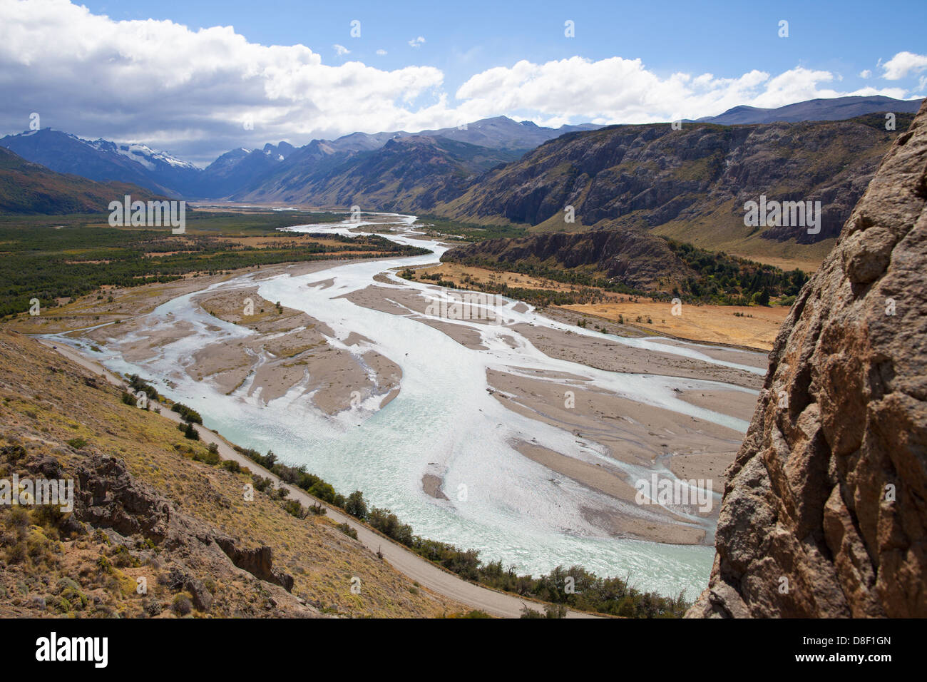 Patagonia paisaje montañoso surcado por un río en el Chatén Foto de stock