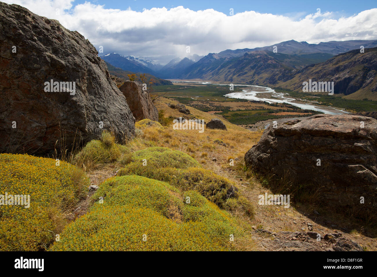 Patagonia paisaje montañoso surcado por un río en el Chaten Foto de stock