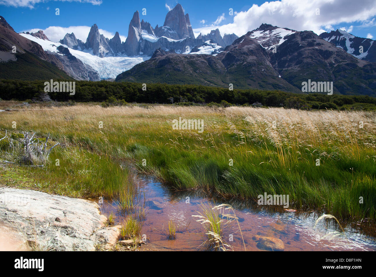 Monte Fitz Roy's picos perforan la Patagonia Sky Foto de stock