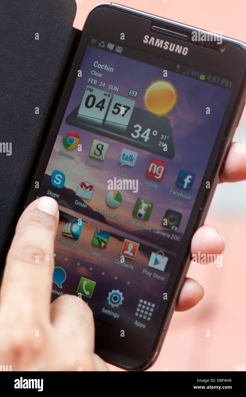 Mano sujetando el smartphone Samsung nota Foto de stock