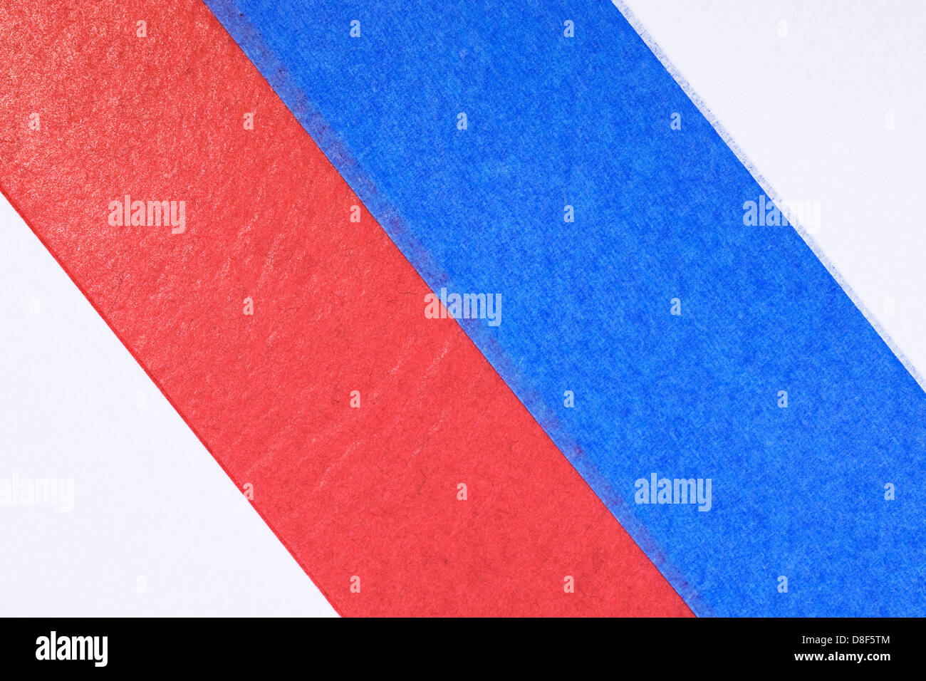 Blanco, rojo y azul franja diagonal patrón. Foto de stock
