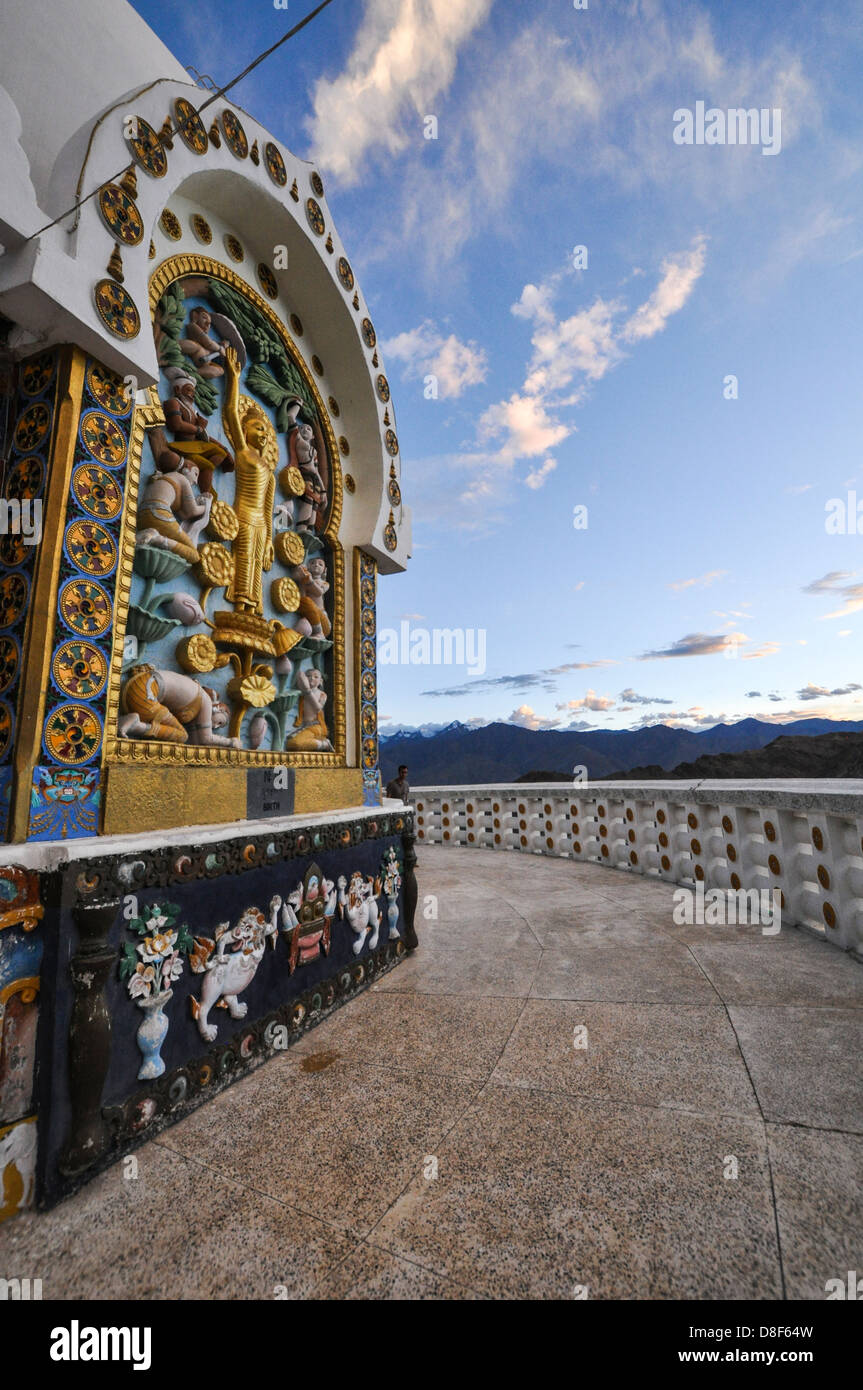 Un grupo de socorro que representa el nacimiento de Buda en el Shanti Stupa, Ladakh, Jammu y Cachemira, la India Foto de stock