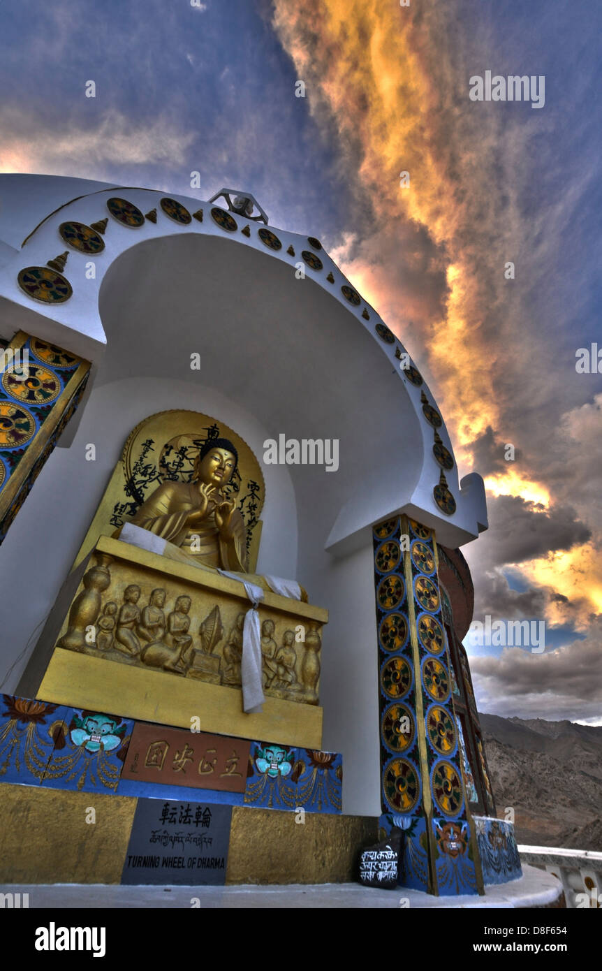 Un panel que representa el alivio girando la rueda del Dharma en Shanti Stupa, Ladakh, Jammu y Cachemira, la India Foto de stock