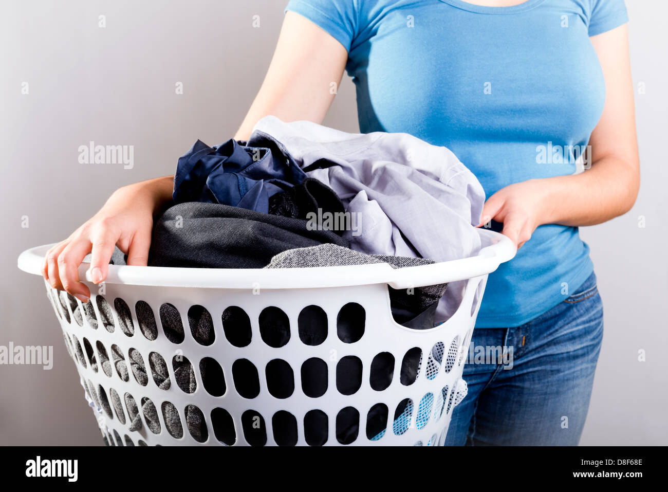 Mujer joven con cesta de ropa limpia en el suelo en la habitación:  fotografía de stock © NewAfrica #290823584