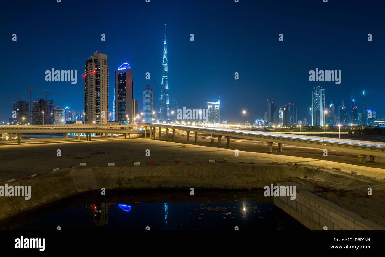 Horizonte de Dubai, EAU DE NOCHE Foto de stock