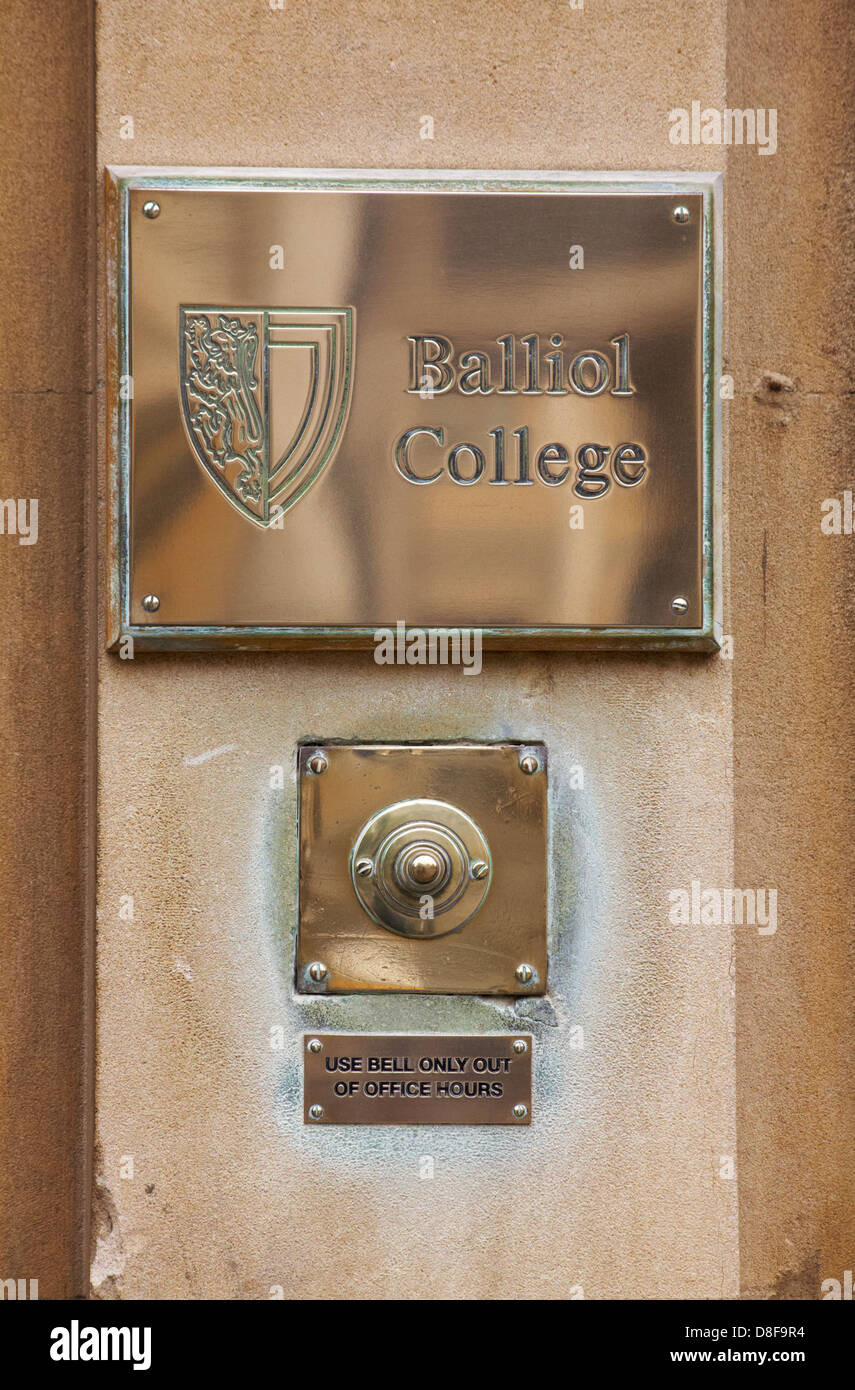 Balliol College de placa y timbre usar bell sólo fuera de las horas de oficina en Oxford en mayo Foto de stock