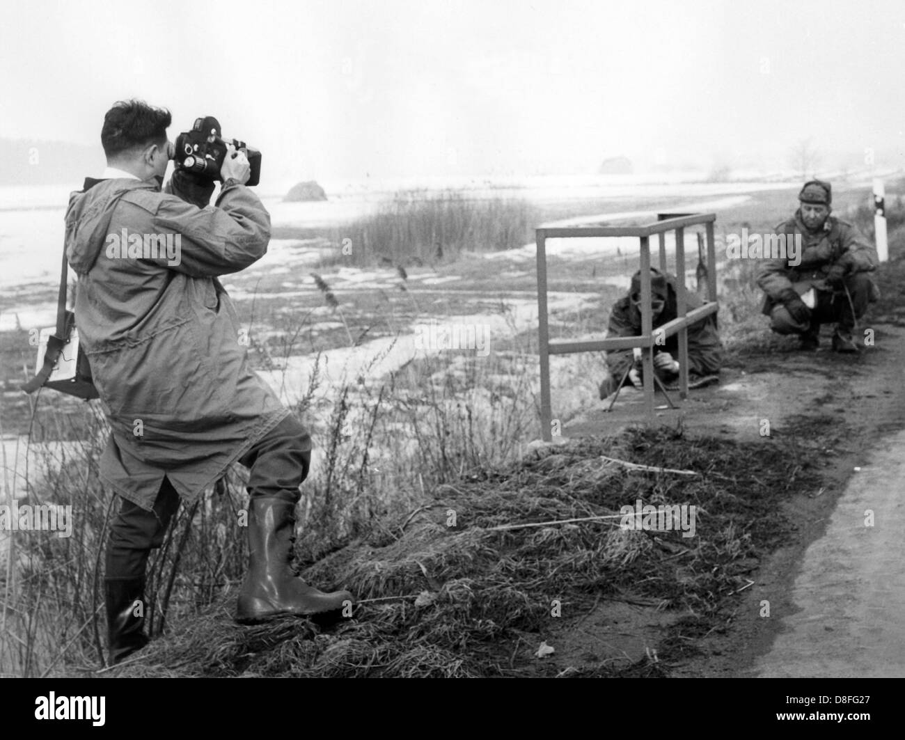 El camarógrafo japonés Taguchi Shuzo films dos soldados estadounidenses, quienes fijan una calle con una ametralladora en el marco de la maniobra "Norte Express'. Un equipo de cámara de Japón filmado la maniobra como parte de un documental sobre el desarrollo económico y la fuerza de la OTAN en Europa. Foto de stock