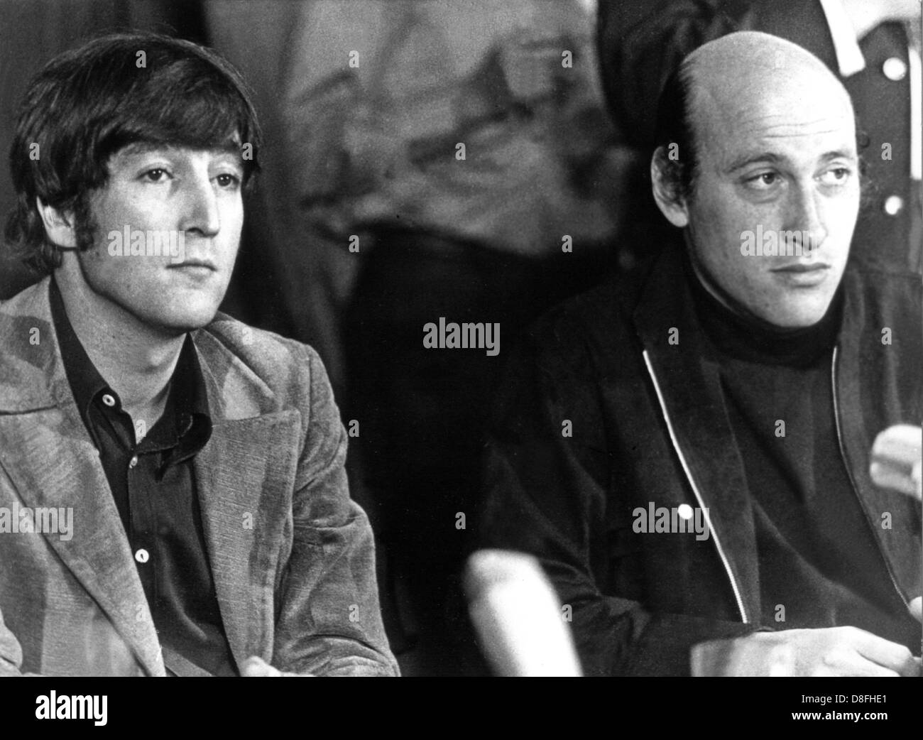 El director estadounidense Richard Lester (r) y el actor John Lennon (l), conocido como uno de los Beatles, en septiembre de 1966, durante una conferencia de prensa en Hamburgo. John Lennon actúa en la nueva película de Lester 'Cómo gané la guerra'. Foto de stock