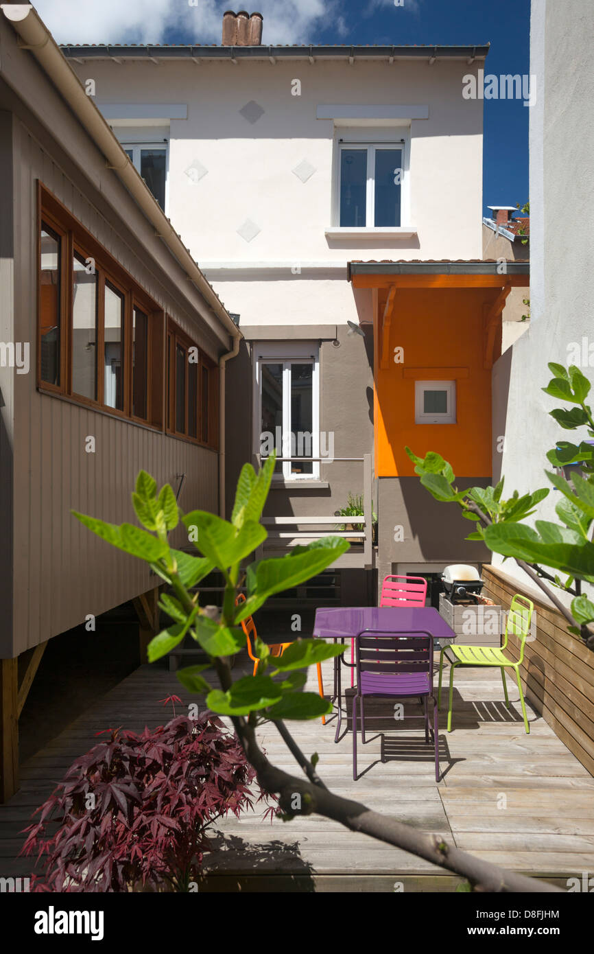 Una pequeña casa de madera con su extensión (Francia). Petite Maison de vacances avec une extensión en bois (Francia). Foto de stock