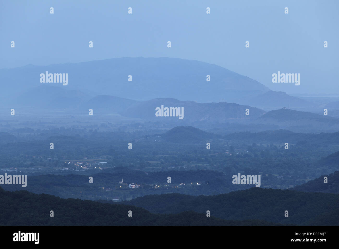 Montenegro, con vistas a Albania (región de Shkodra), las montañas distantes, luces nocturnas, escena nocturna, Montenegro; Blick auf Albanien Foto de stock