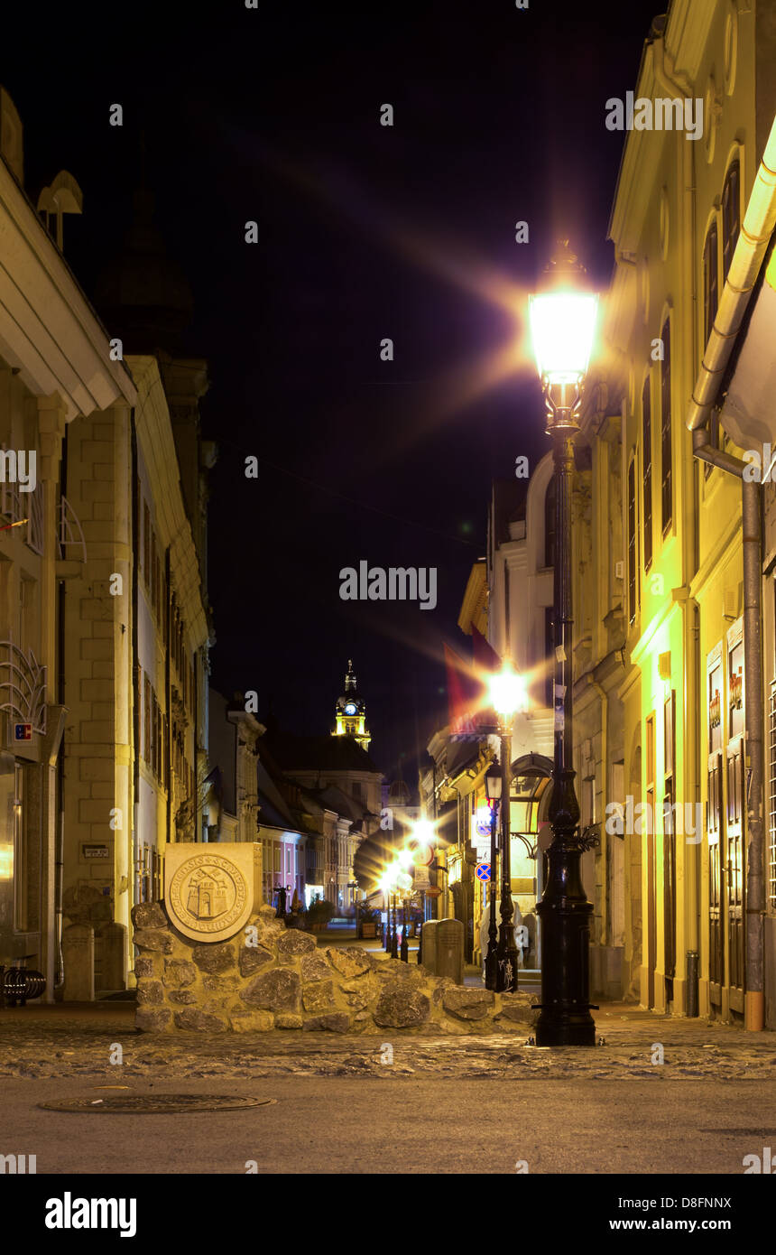 Una escena nocturna de Kiraly street en Pecs. Foto de stock