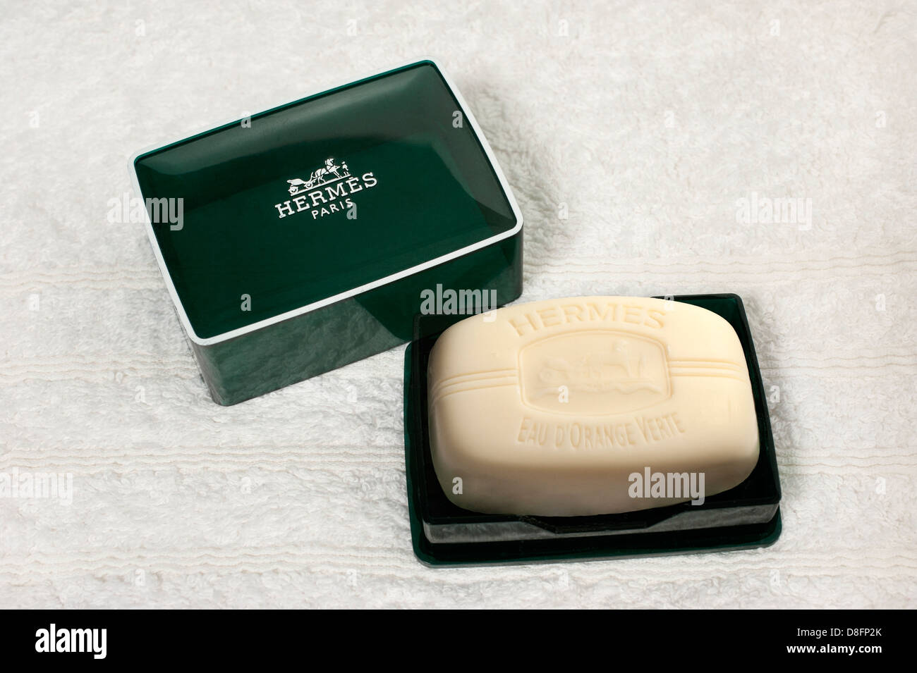 Bar de lujo de jabones perfumados por Hermes sobre una toalla blanca Foto de stock