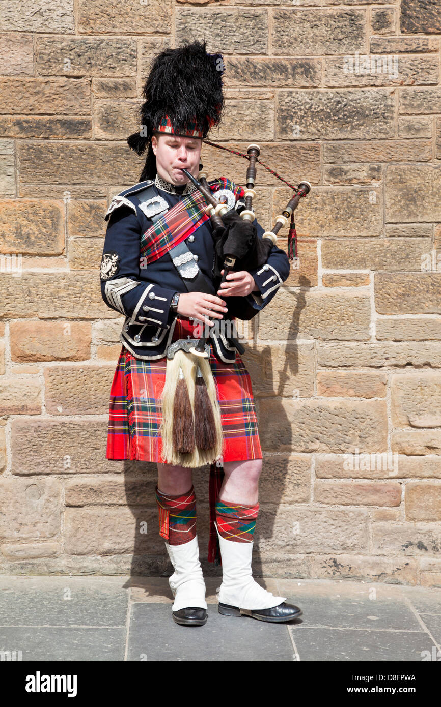 Gaitero escocés tocando la gaita en Highland traje tradicional Edimburgo Scotland Reino Unido GB Europa UE Foto de stock
