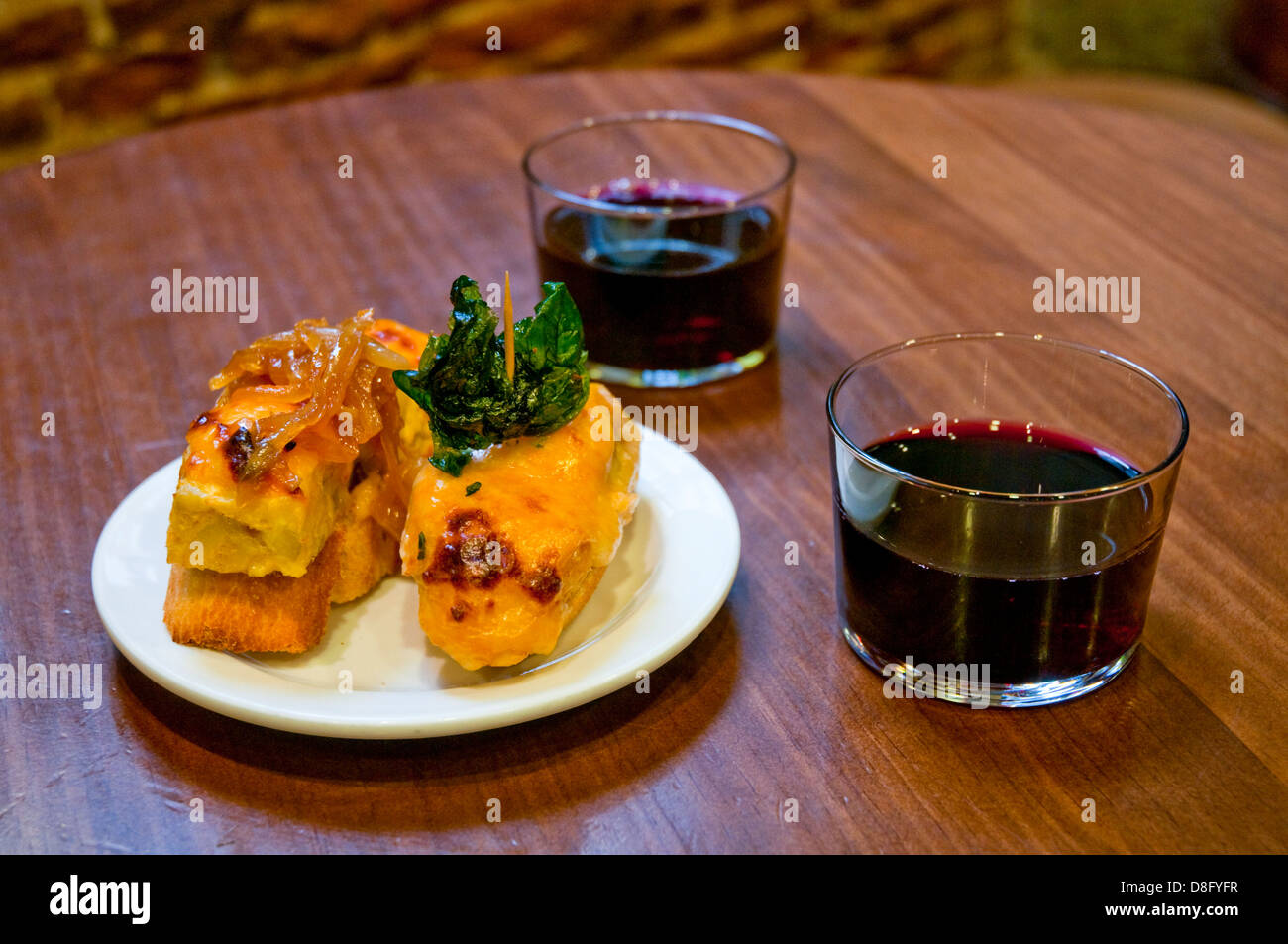 Chato de vino fotografías e imágenes de alta resolución - Alamy