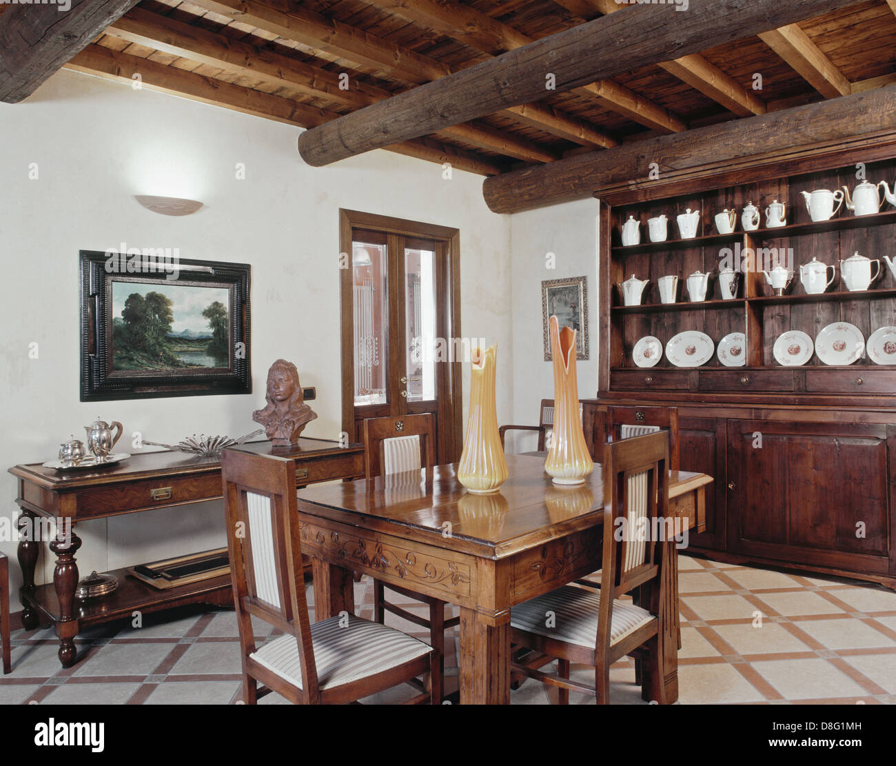 Muebles antiguos para el clásico comedor con techo de madera Fotografía de  stock - Alamy