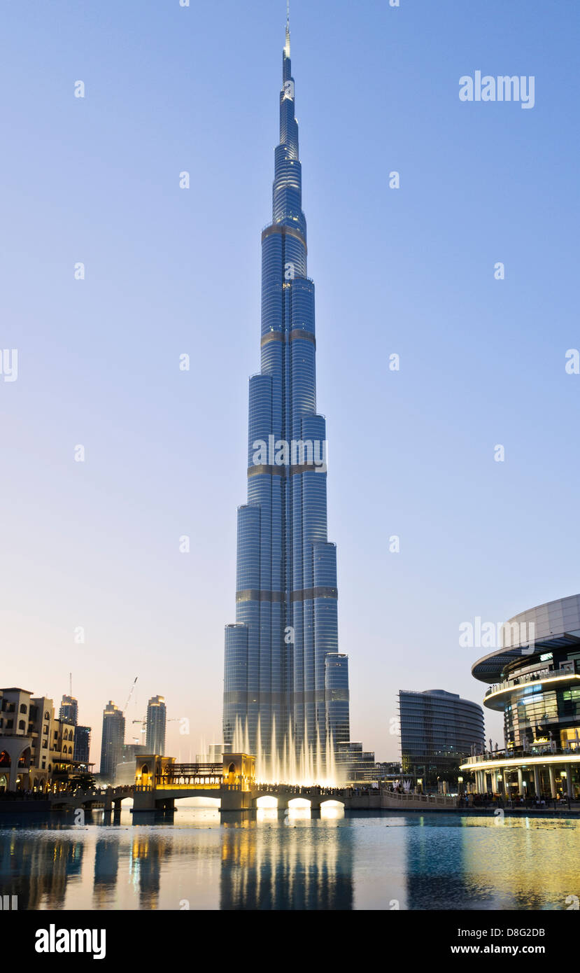 Burj Khalifa, Dubai Fountain y centro comercial Dubai, Emiratos Arabes Unidos Foto de stock