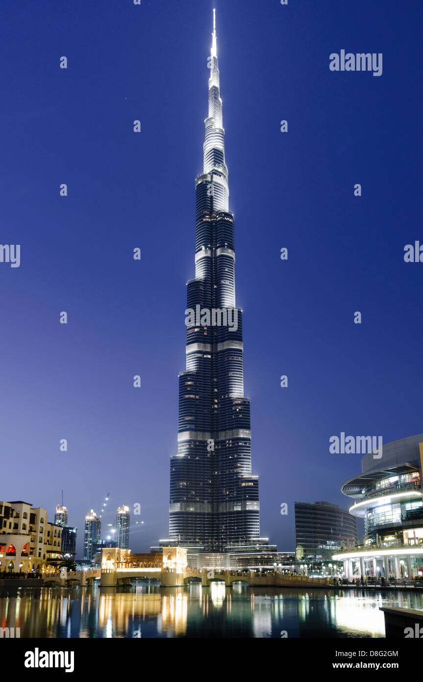 Burj Khalifa y partes de Dubai Mall, Dubai, Emiratos Árabes Unidos. Foto de stock