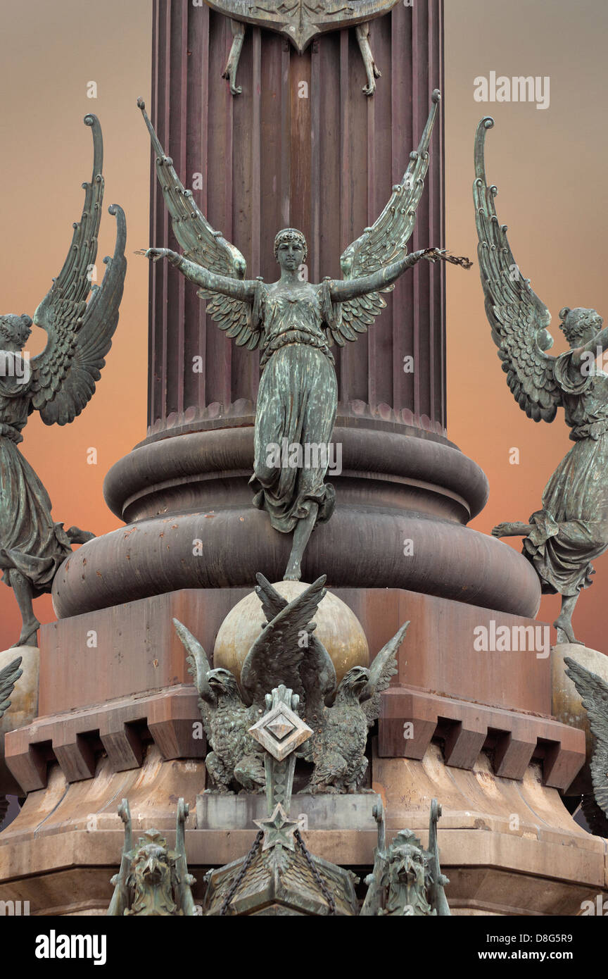 El Monumento a Colón en el extremo inferior de La Rambla, Barcelona, Cataluña, España, Ángeles rodear la capa inferior Foto de stock