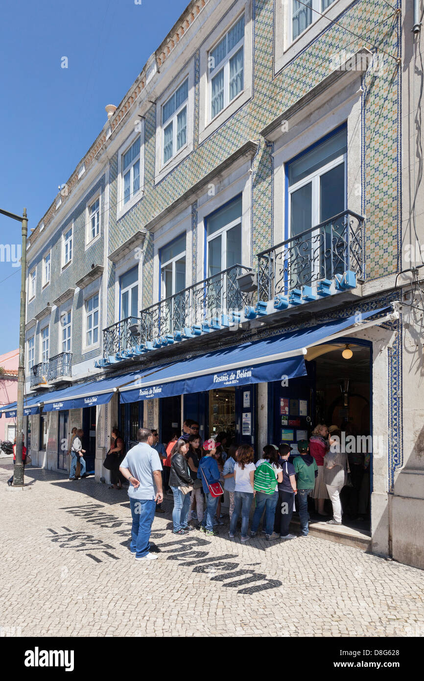 Los turistas hambrientos cola fuera del famoso 'Pasteis de Belem' Pastelería tienda en Belem, Lisboa, Portugal. Foto de stock