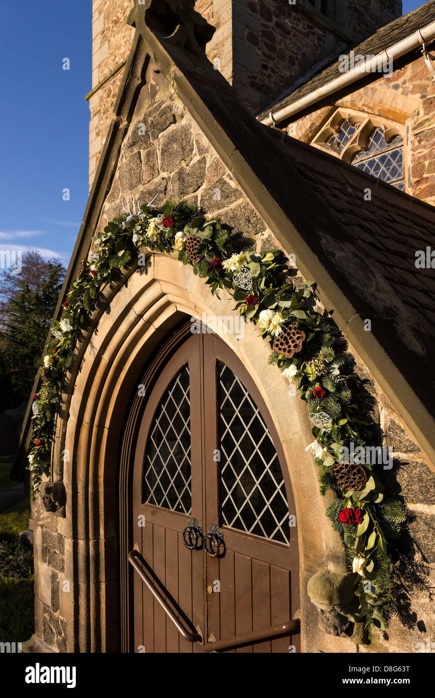 Decorativos guirnalda festiva en arco de puerta de la iglesia, la Iglesia de Todos Los Santos, Newtown Linford, Leicestershire, Inglaterra, Reino Unido. Foto de stock