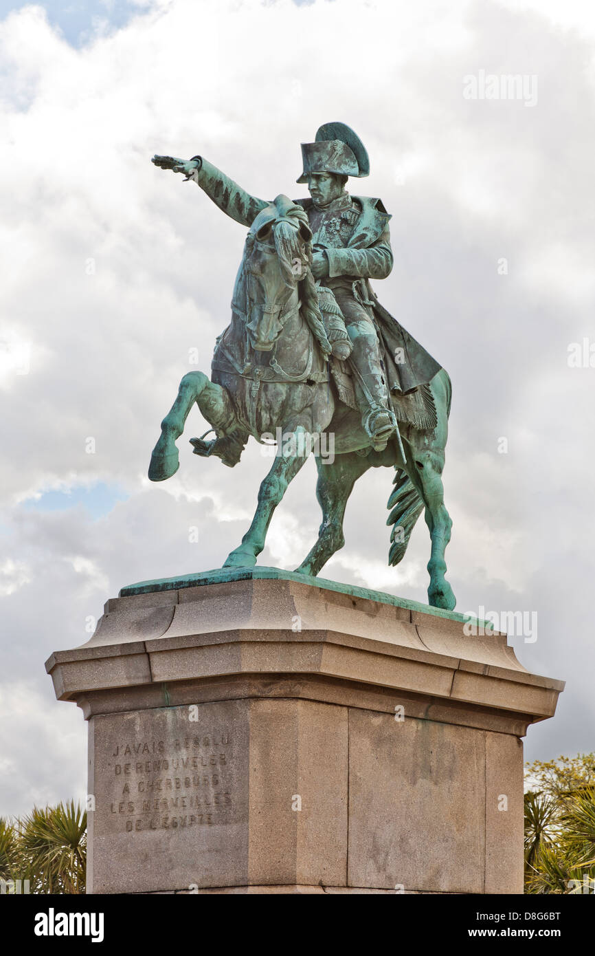 Estatua ecuestre de bronce, Napoleón Bonaparte con su primer caballo, Cherbourg, Francia Foto de stock