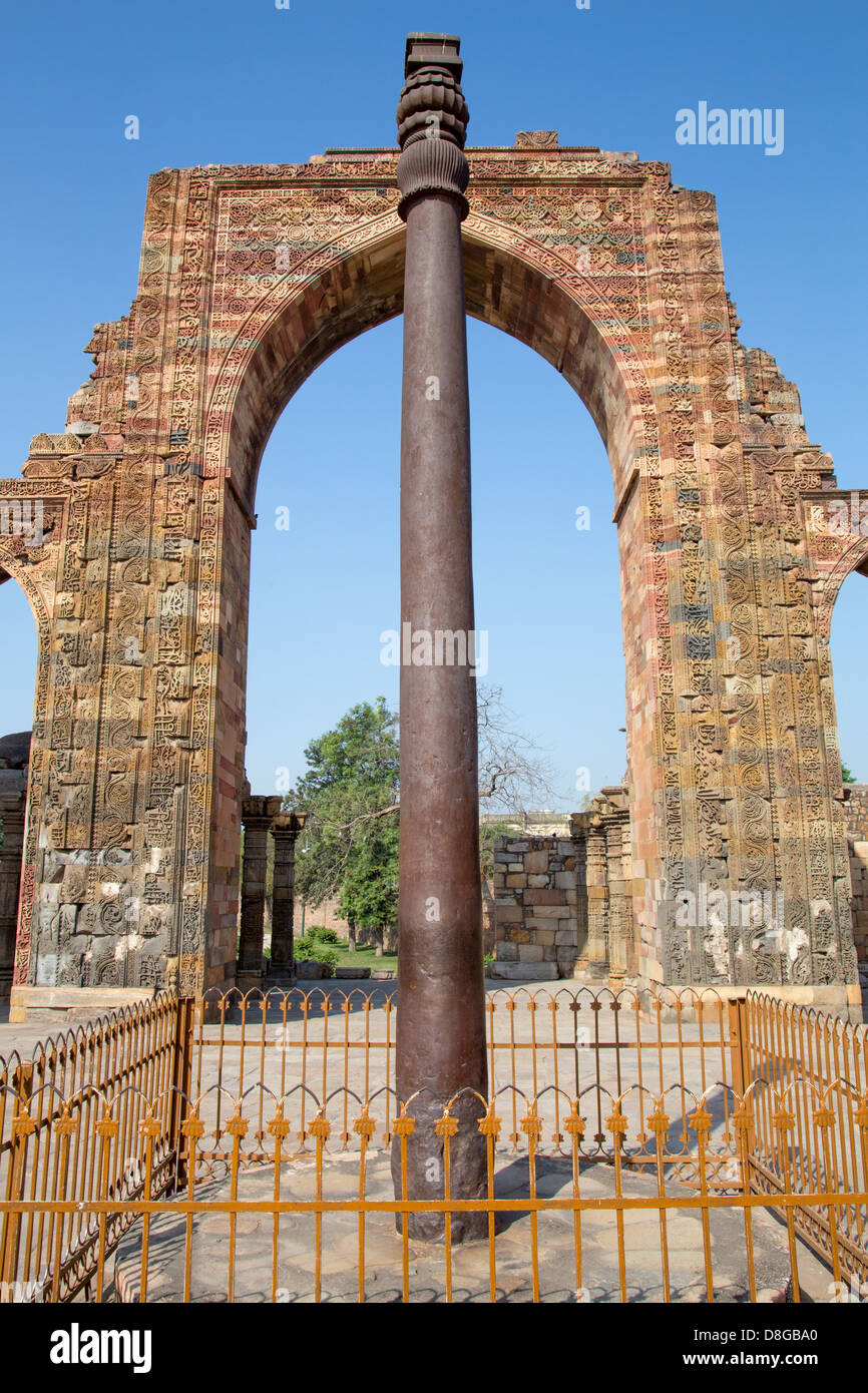 Columna de hierro en el Complejo Qutub Minar, Delhi, India Foto de stock