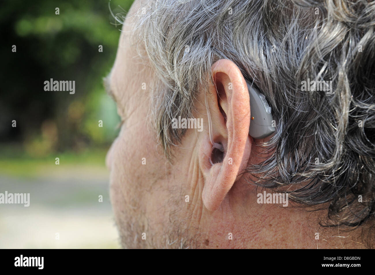 Audífonos detrás de la oreja de un hombre Fotografía de stock - Alamy