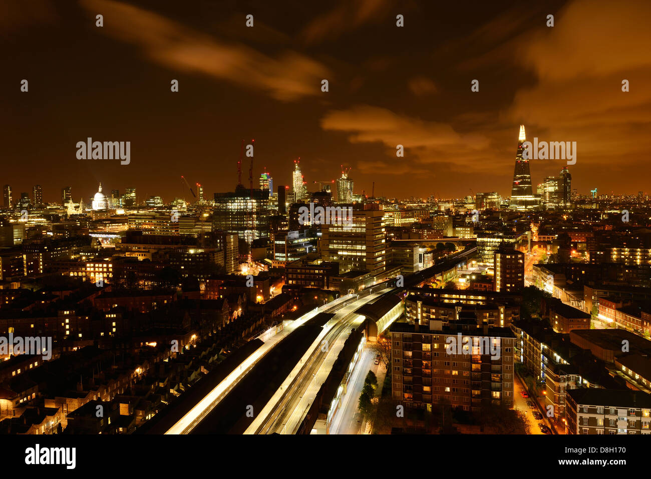Antena de Londres vista nocturna desde la estación de Waterloo hacia la ciudad. Londres, Inglaterra, Reino Unido. Foto de stock