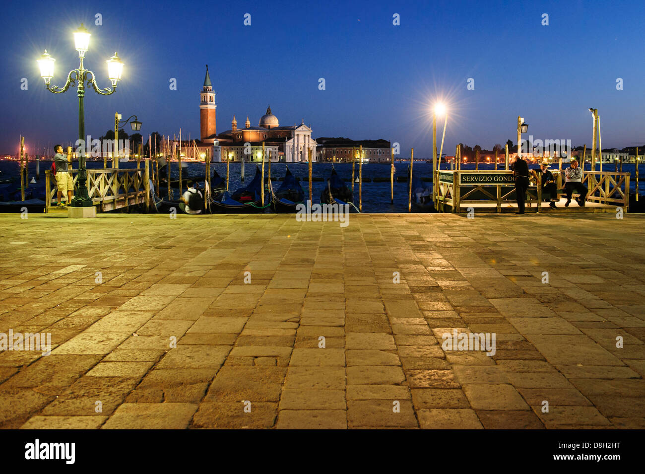 Gondoleros en Venecia a la zona ribereña de la ciudad por la noche, la ciudad de Venecia, Italia. Foto de stock