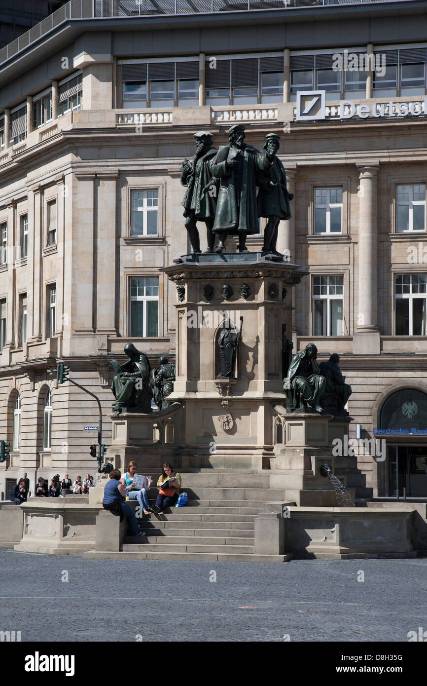 Monumento en Honor de la invención de la imprenta, Goetheplatz, Frankfurt am Main, Alemania Foto de stock