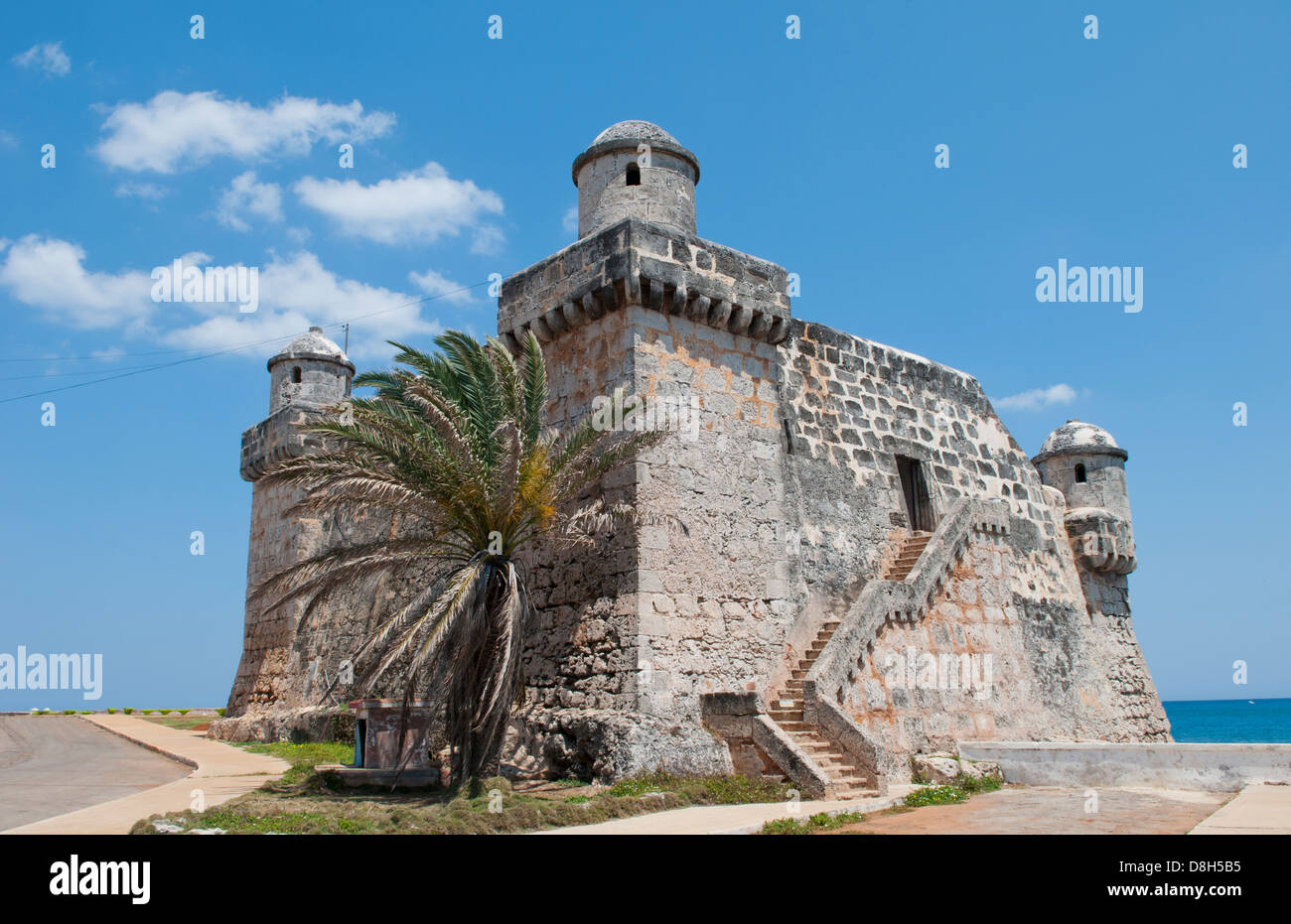 La Habana, Cuba Cojimar Cojímar Fortaleza del siglo XVII construida sobre el agua en la bahía en el Caribe Foto de stock