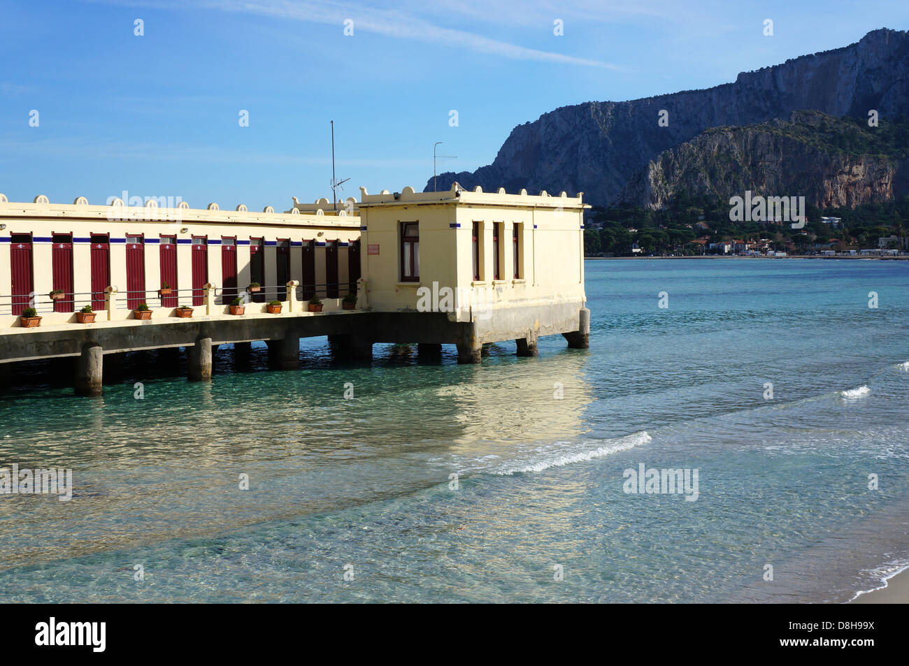 Construyendo sobre el agua en la playa de Mondello, Palermo, Sicilia Foto de stock