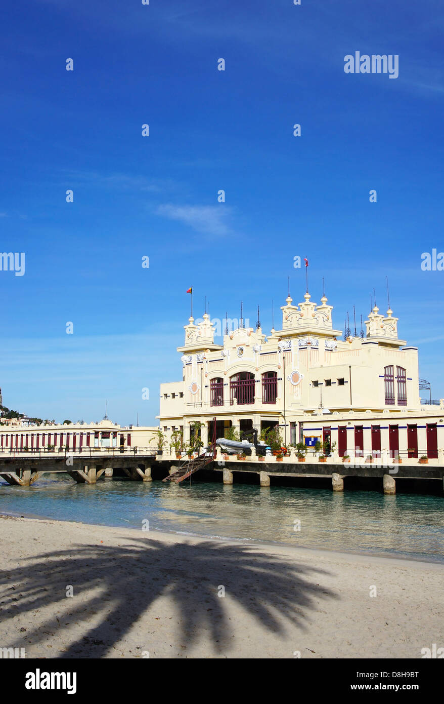 Vista del exterior de un Edificio Libertad en el mar en la playa de Mondello Palermo en Sicilia Foto de stock