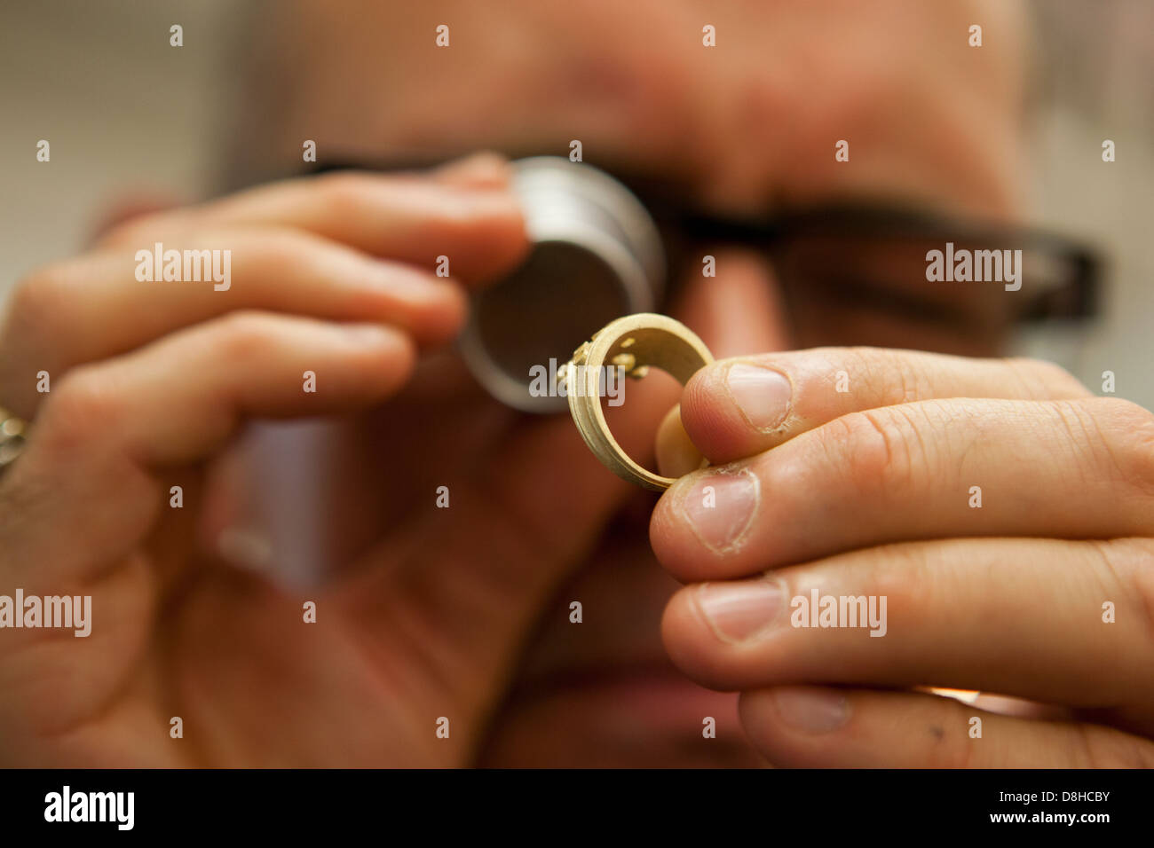 Examinar el sello en un anillo de oro en el London Oficina de ensayo en Gutter Lane Crédito de la Foto: David Levenson Foto de stock