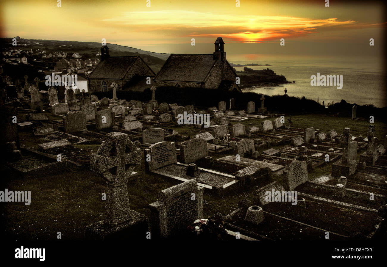 Puesta de sol sobre Barnoon cementerio y capilla de St Ives Sur de Cornwall, Inglaterra, Reino Unido West Penwith autoridad local. Foto de stock