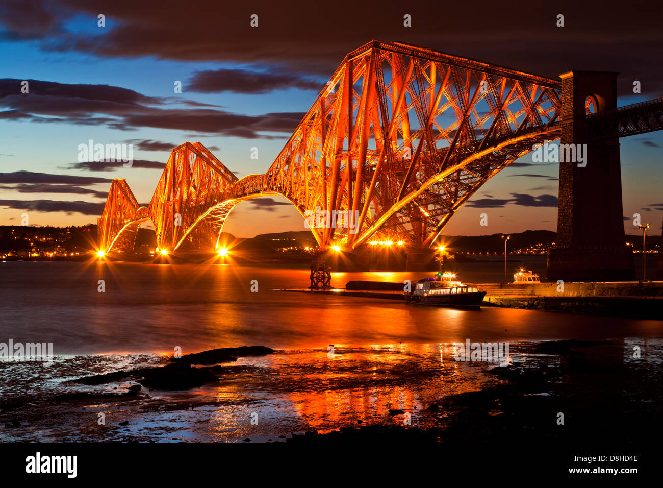 Puente ferroviario de Forth iluminada por la noche South Queensferry Midlothian Edimburgo Scotland Reino Unido GB Europa ue Foto de stock